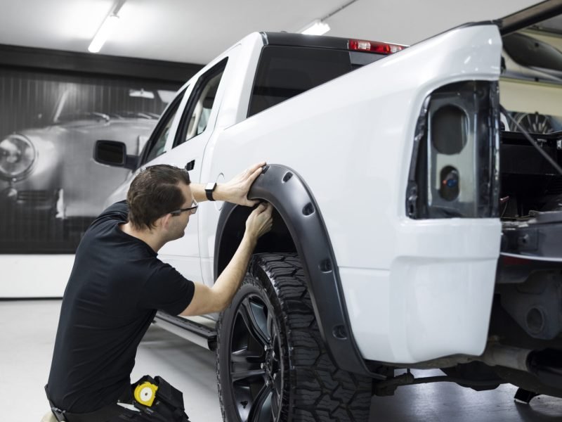 full-shot-man-using-white-wrapping